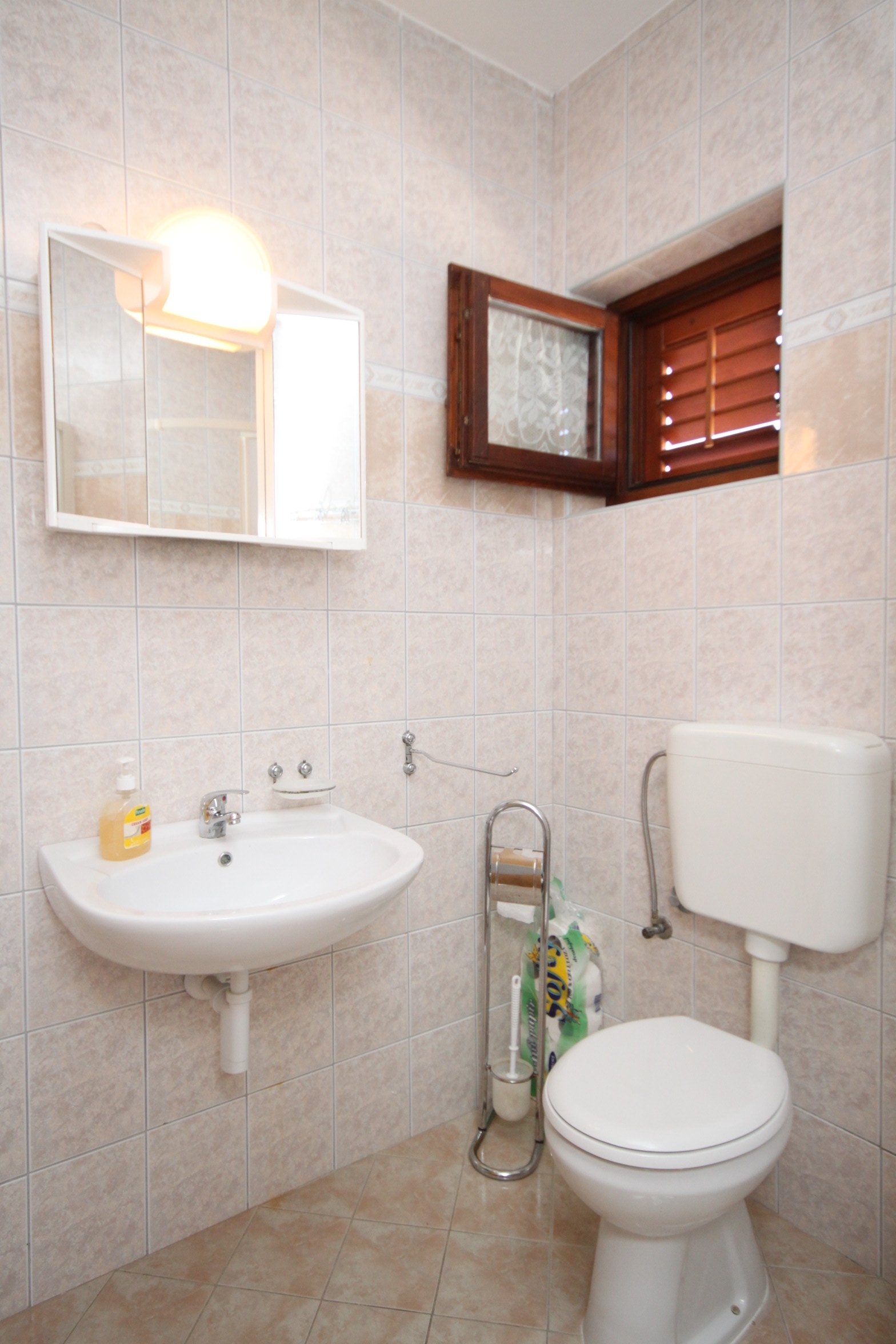 Dvosobni apartman s terasom i pogledom na more Tribunj, Vodice  A-a