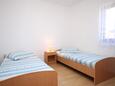 Ložnice 2 Tribunj, Ložnice 2 v ubytování typu apartment, domácí mazlíčci povoleni a WiFi.