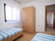 Tribunj, Ložnice 2 v ubytování typu apartment, domácí mazlíčci povoleni a WiFi.