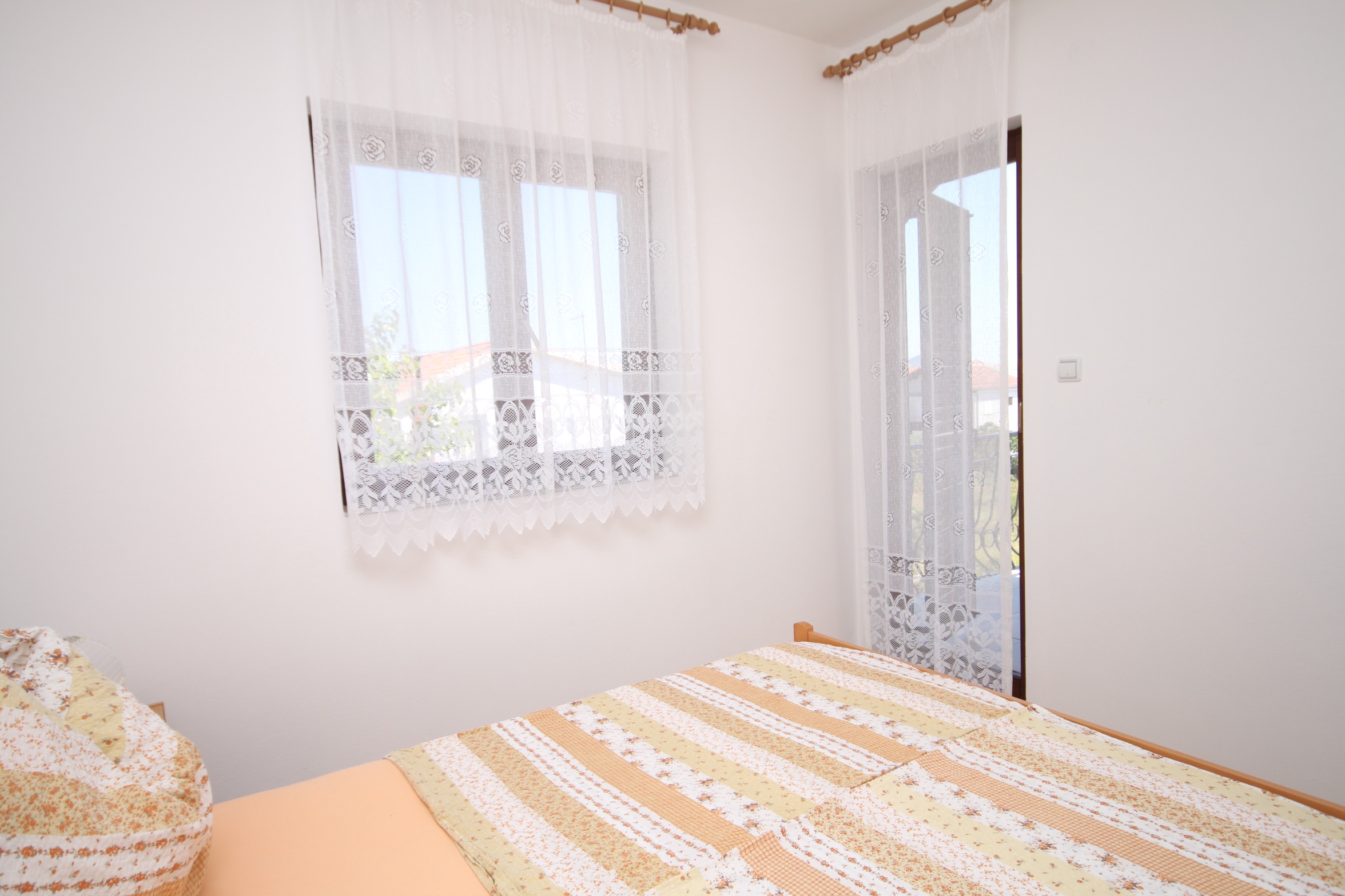 Dvosobni apartman s terasom i pogledom na more Tribunj, Vodice  A-a