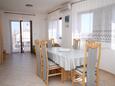 Tribunj, Dining room in the apartment, air condition available, (pet friendly) and WiFi.