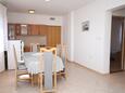 Tribunj, Comedor in the apartment, air condition available, (pet friendly) y WiFi.