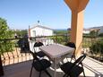 Tribunj, Terrasse dans l’hébergement en type apartment, avec la vue sur la mer, animaux acceptés et WiFi.