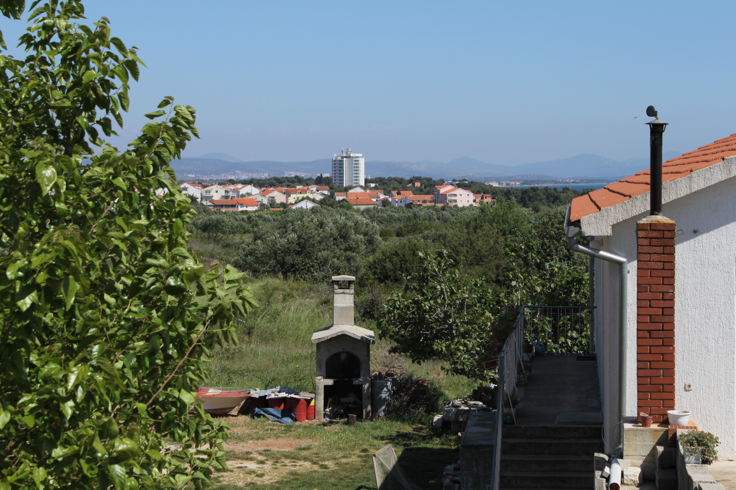 Dvosobni apartman s terasom i pogledom na more Tribunj, Vodice  A-a