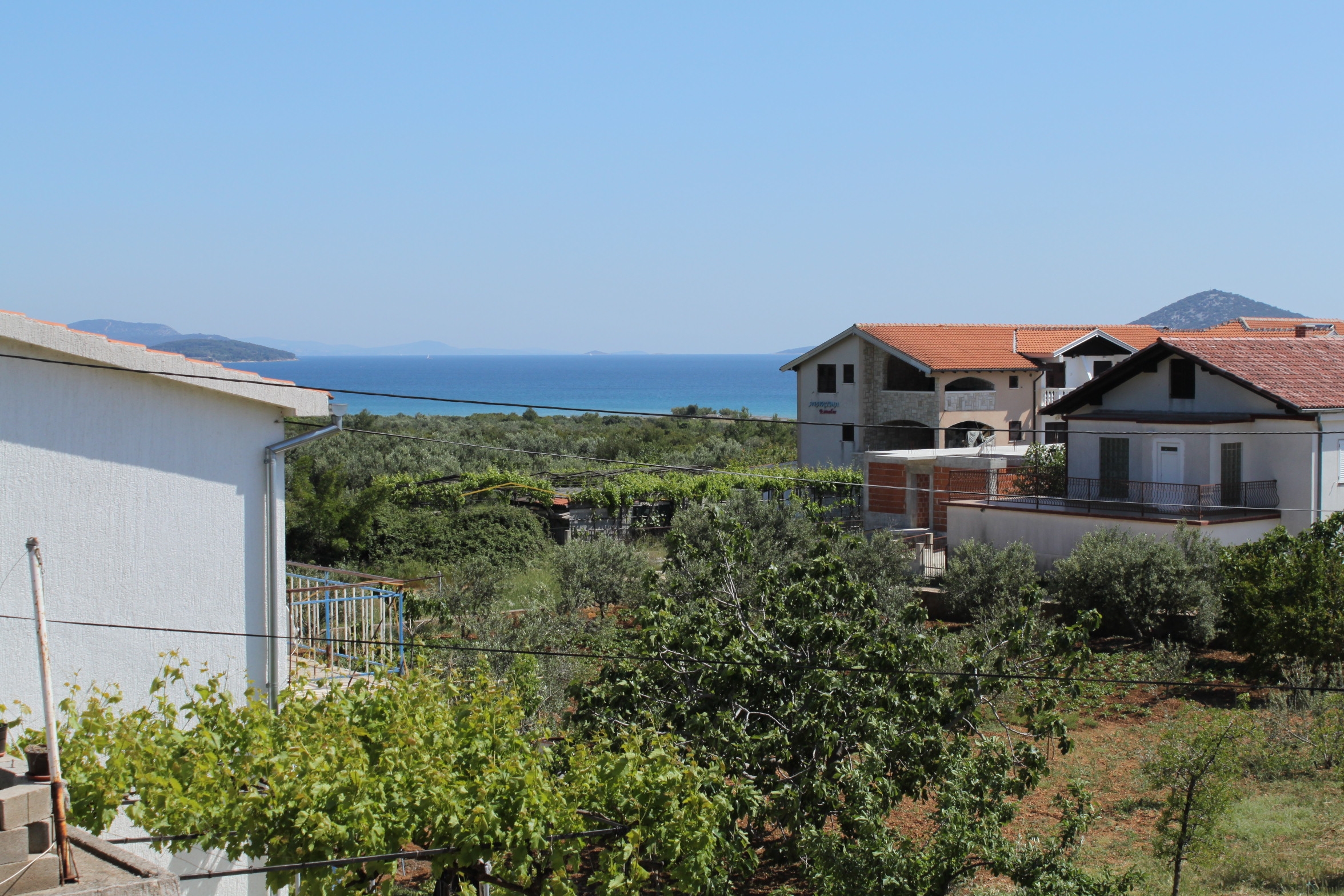 Dvosobni apartman s terasom i pogledom na more Tribunj, Vodice  A-a