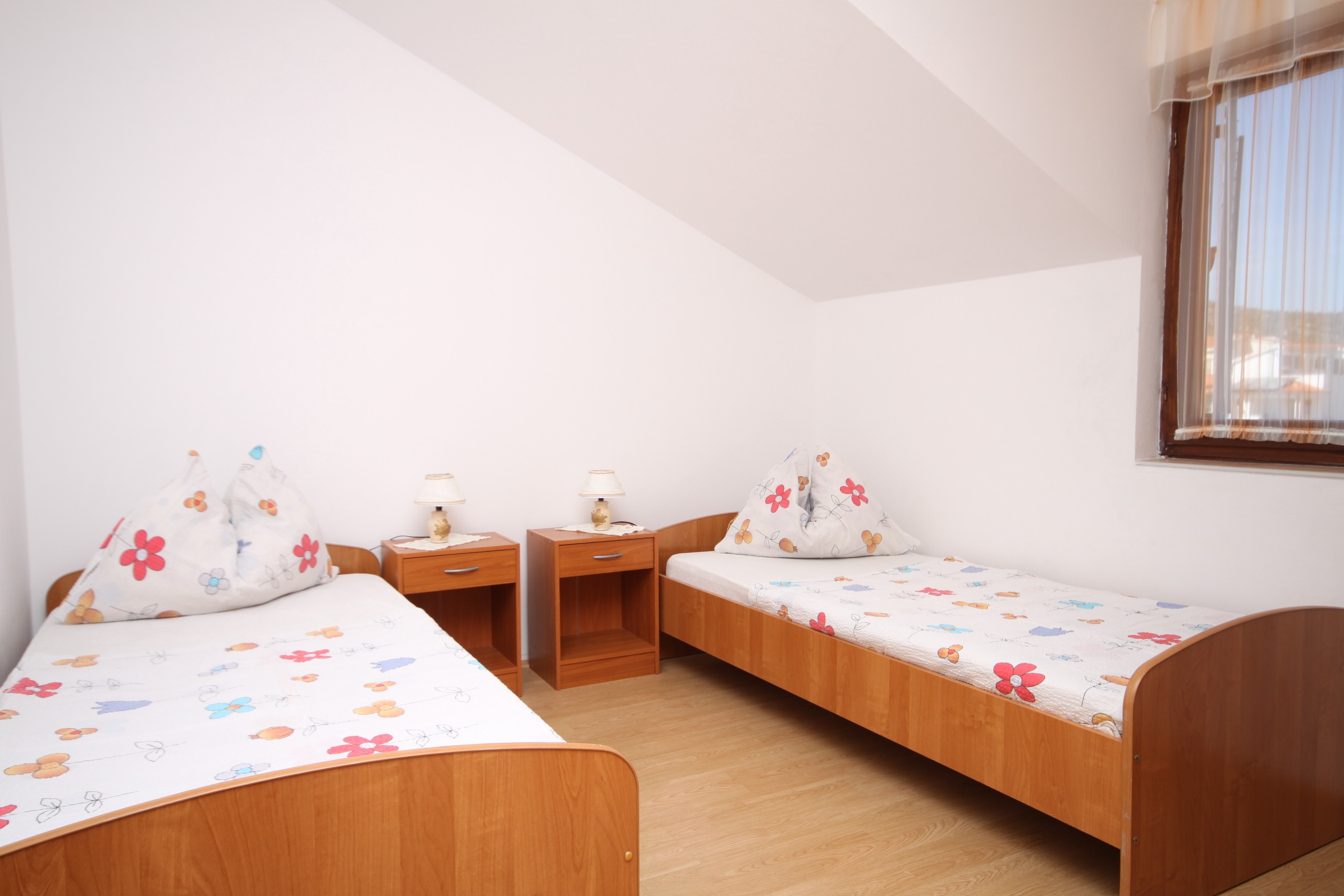 Dvosobni apartman s terasom i pogledom na more Tribunj, Vodice  A-b