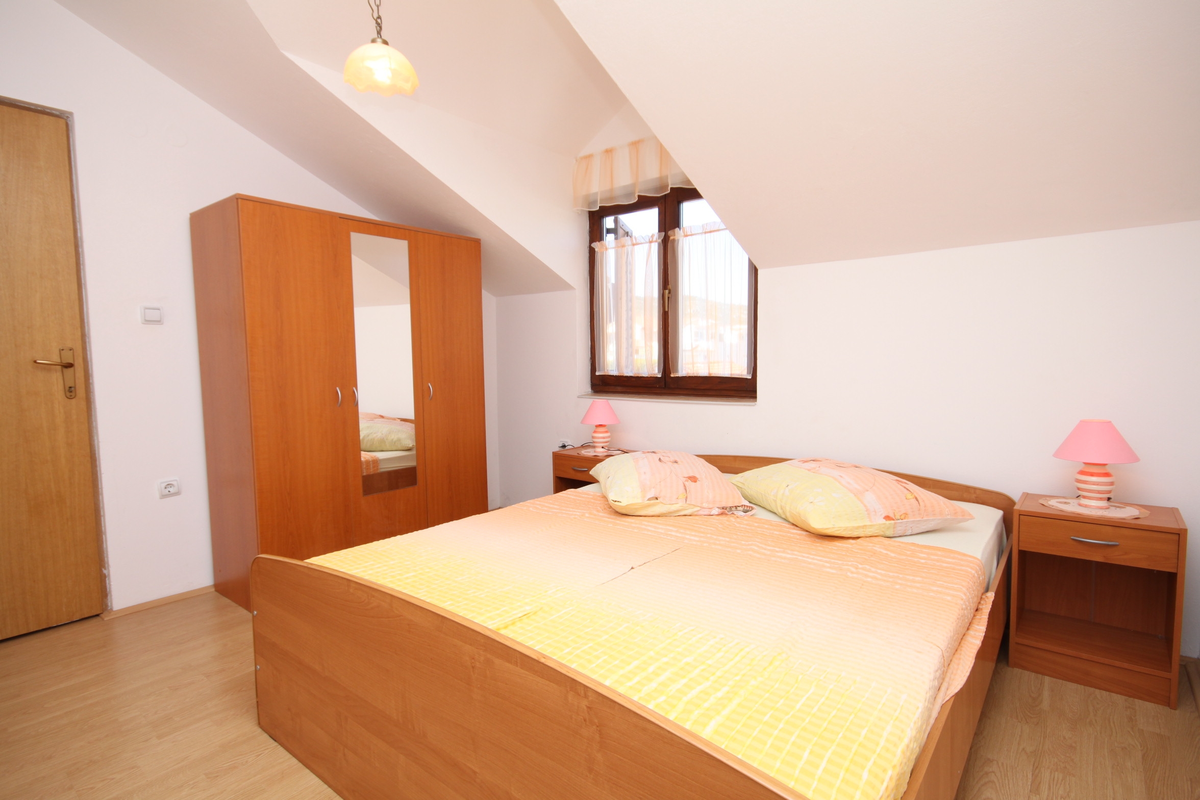 Dvosobni apartman s terasom i pogledom na more Tribunj, Vodice  A-b