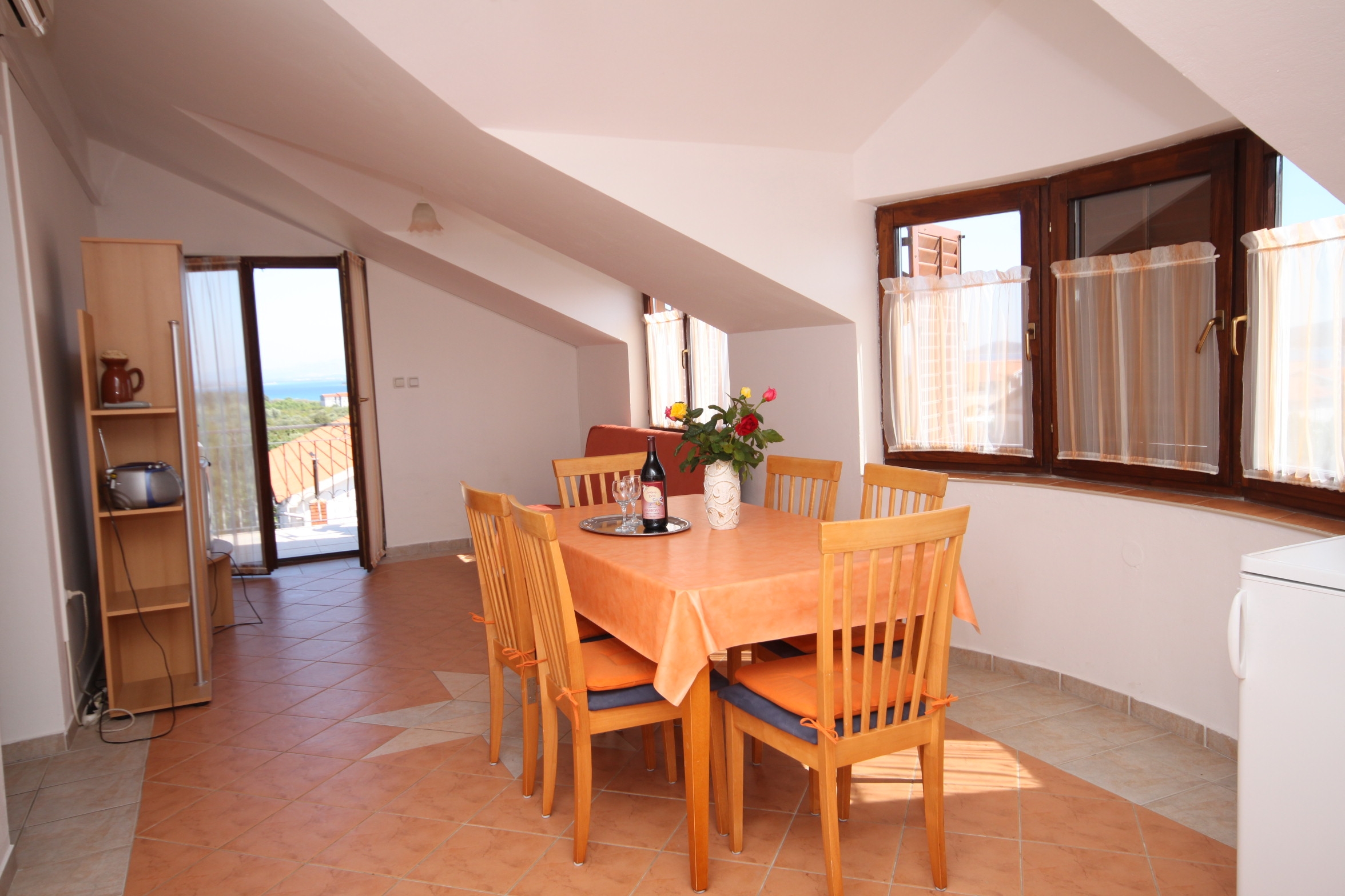 Dvosobni apartman s terasom i pogledom na more Tribunj, Vodice  A-b