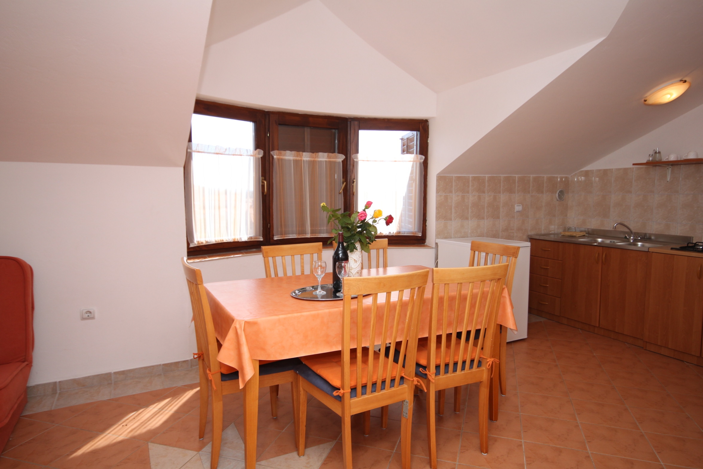 Dvosobni apartman s terasom i pogledom na more Tribunj, Vodice  A-b