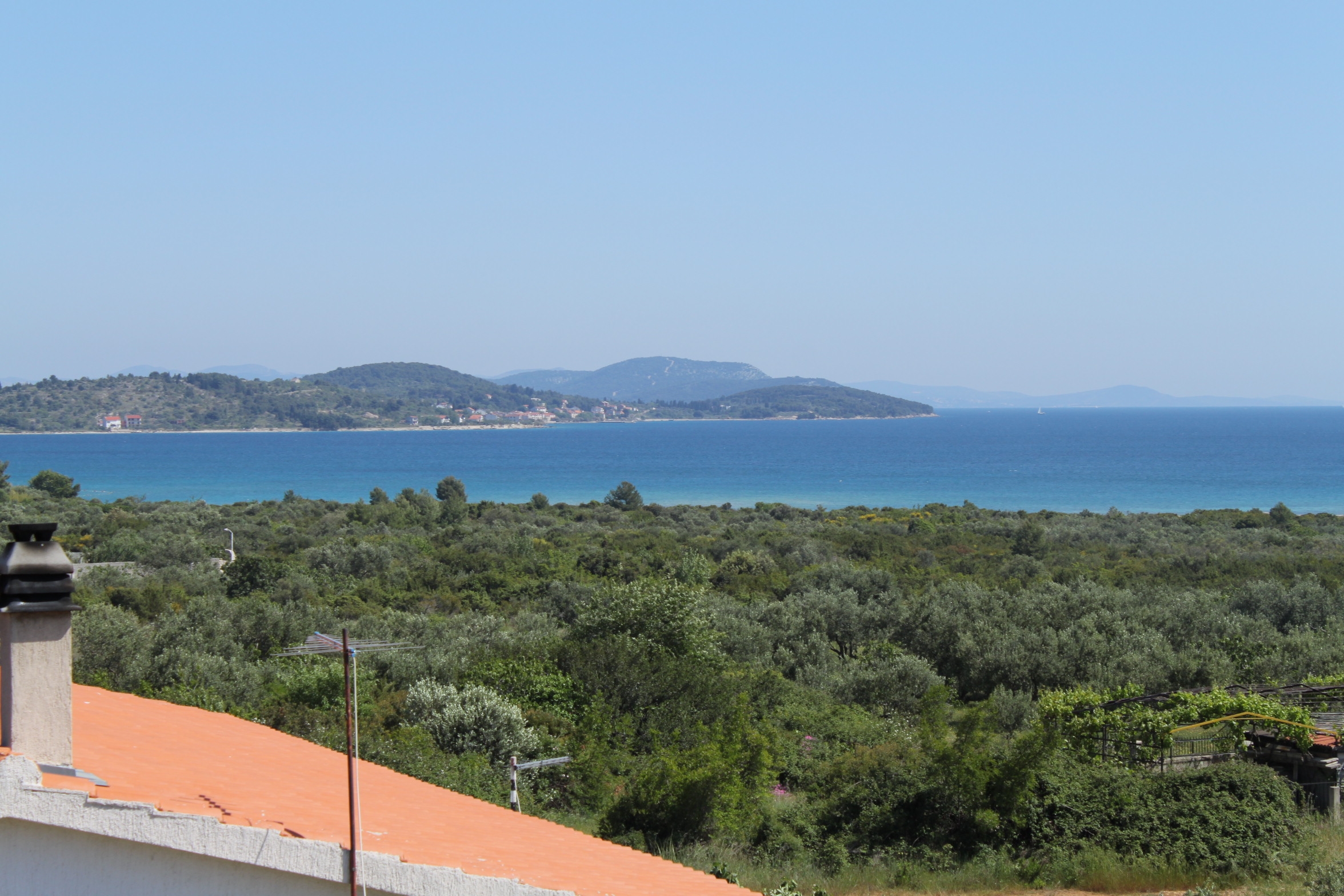 Dvosobni apartman s terasom i pogledom na more Tribunj, Vodice  A-b