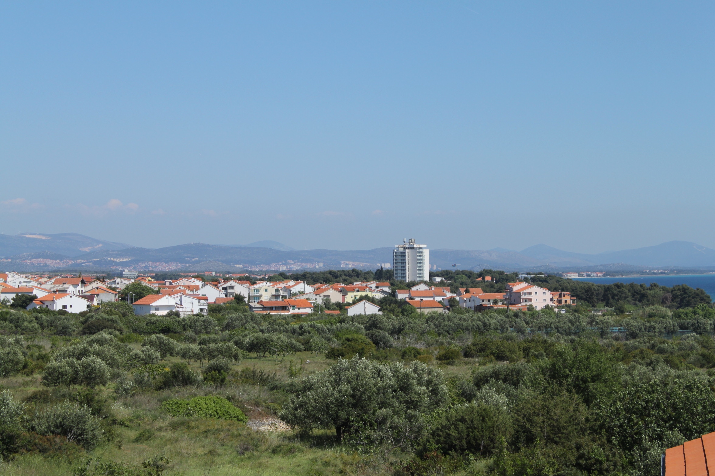 Dvosobni apartman s terasom i pogledom na more Tribunj, Vodice  A-b