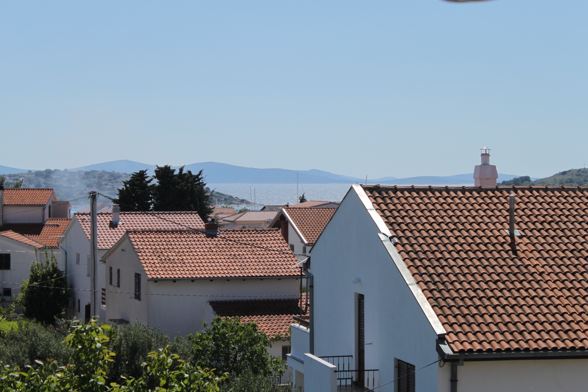 Dvosobni apartman s terasom i pogledom na more Tribunj, Vodice  A-b