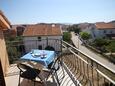 Tribunj, Terrasse dans l’hébergement en type apartment, avec la vue sur la mer, animaux acceptés et WiFi.