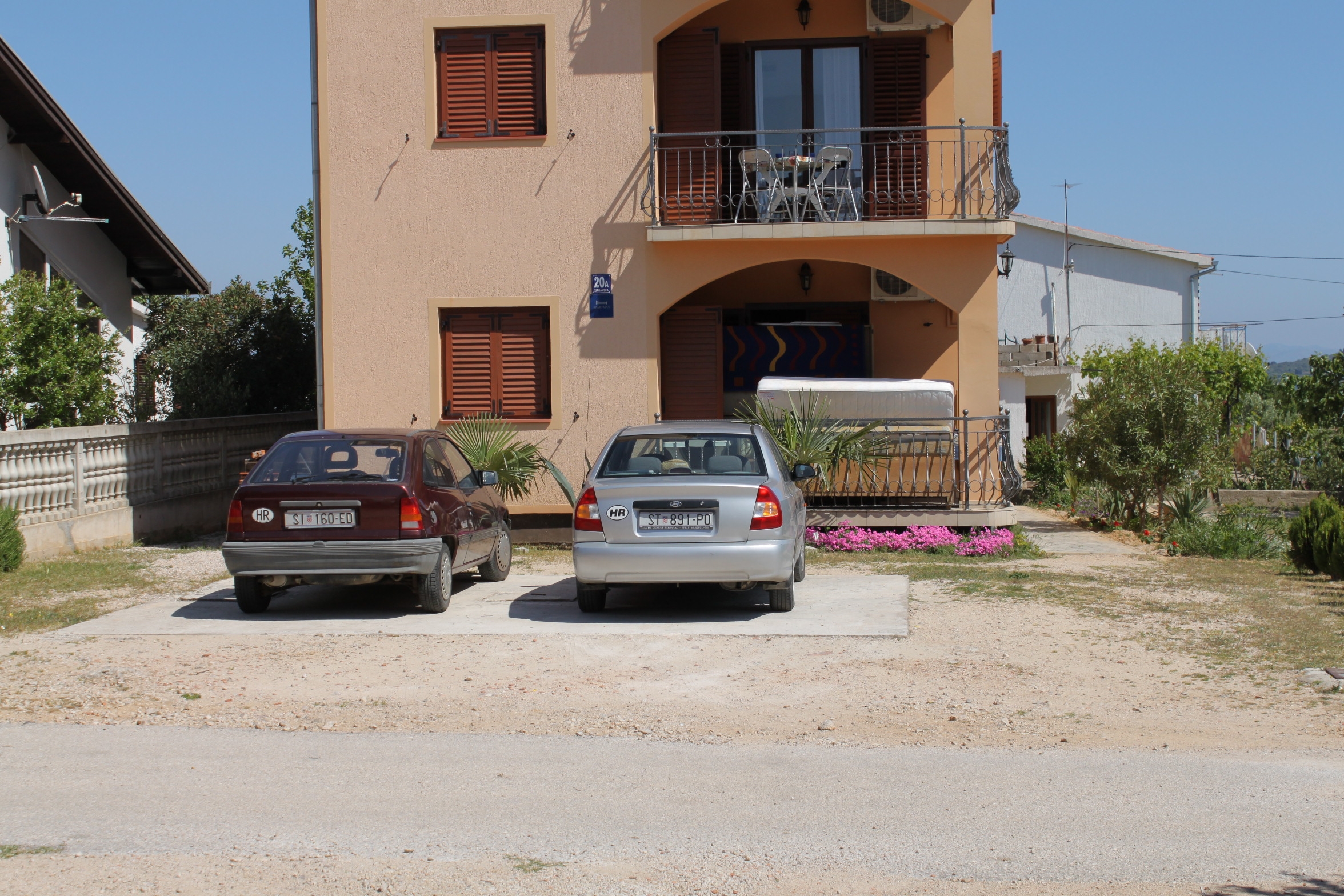 Dvosobni apartman s terasom i pogledom na more Tribunj, Vodice  A-b