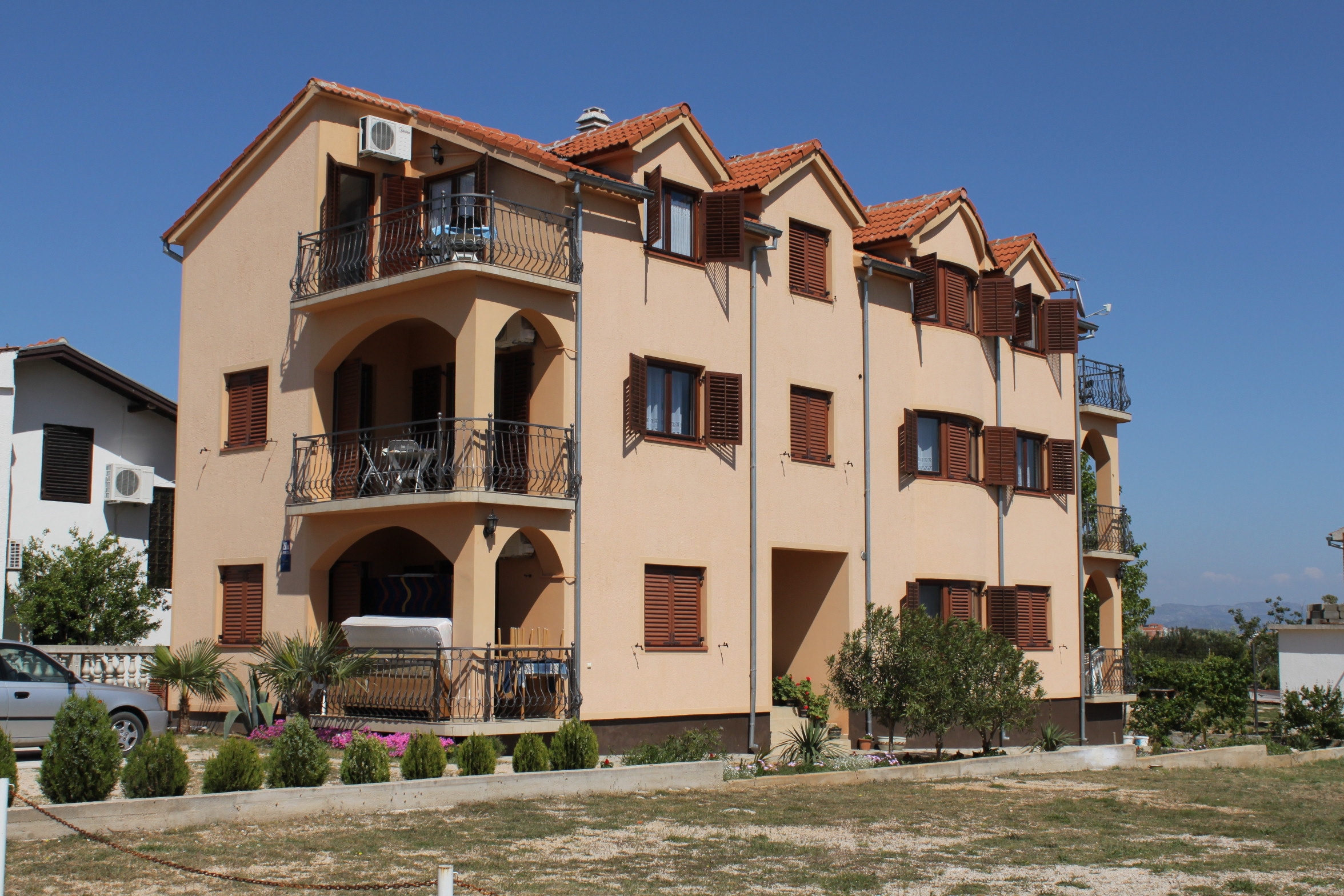 Dvosobni apartman s terasom i pogledom na more Tribunj, Vodice  A-b