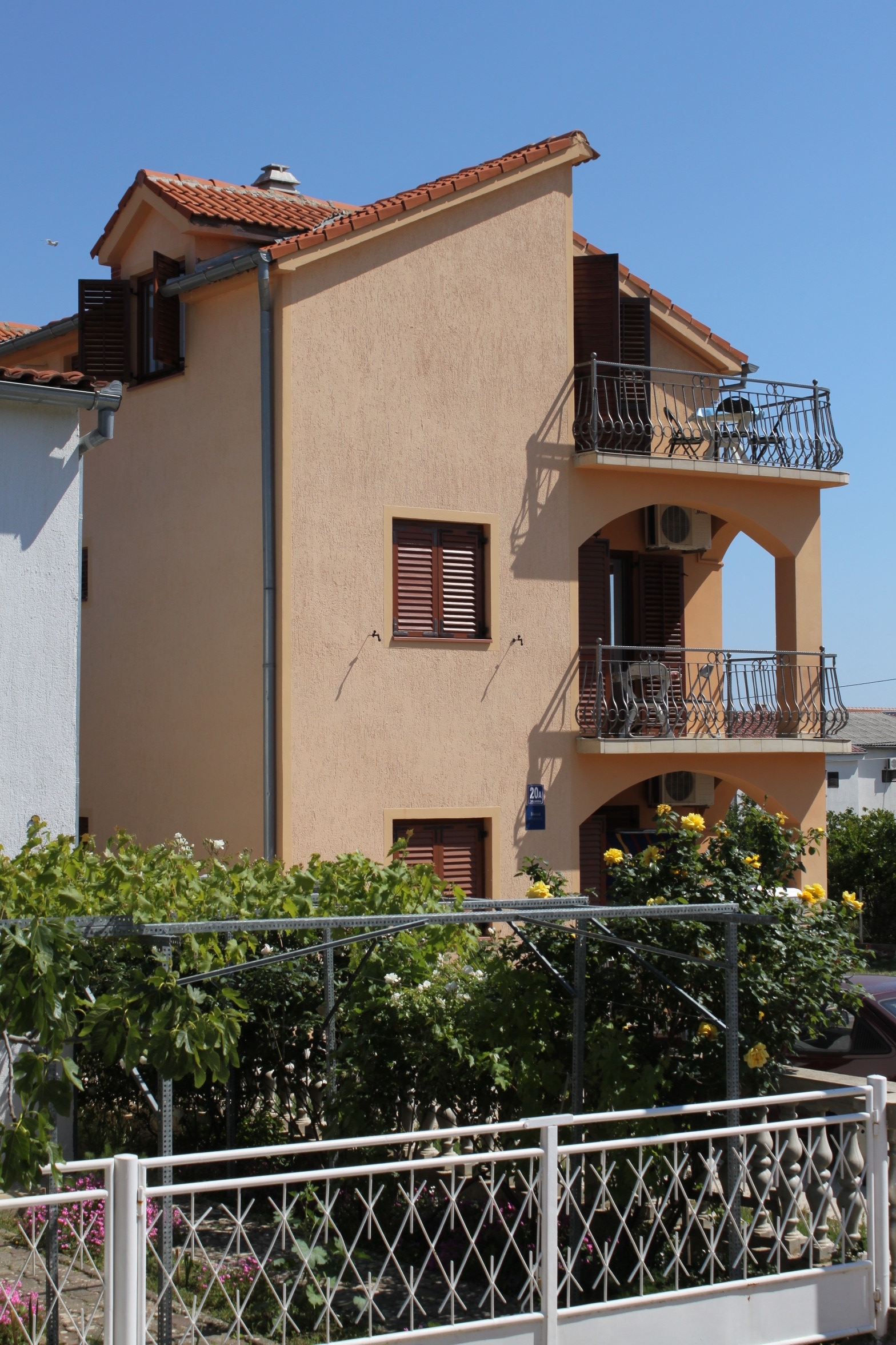 Dvosobni apartman s terasom i pogledom na more Tribunj, Vodice  A-b