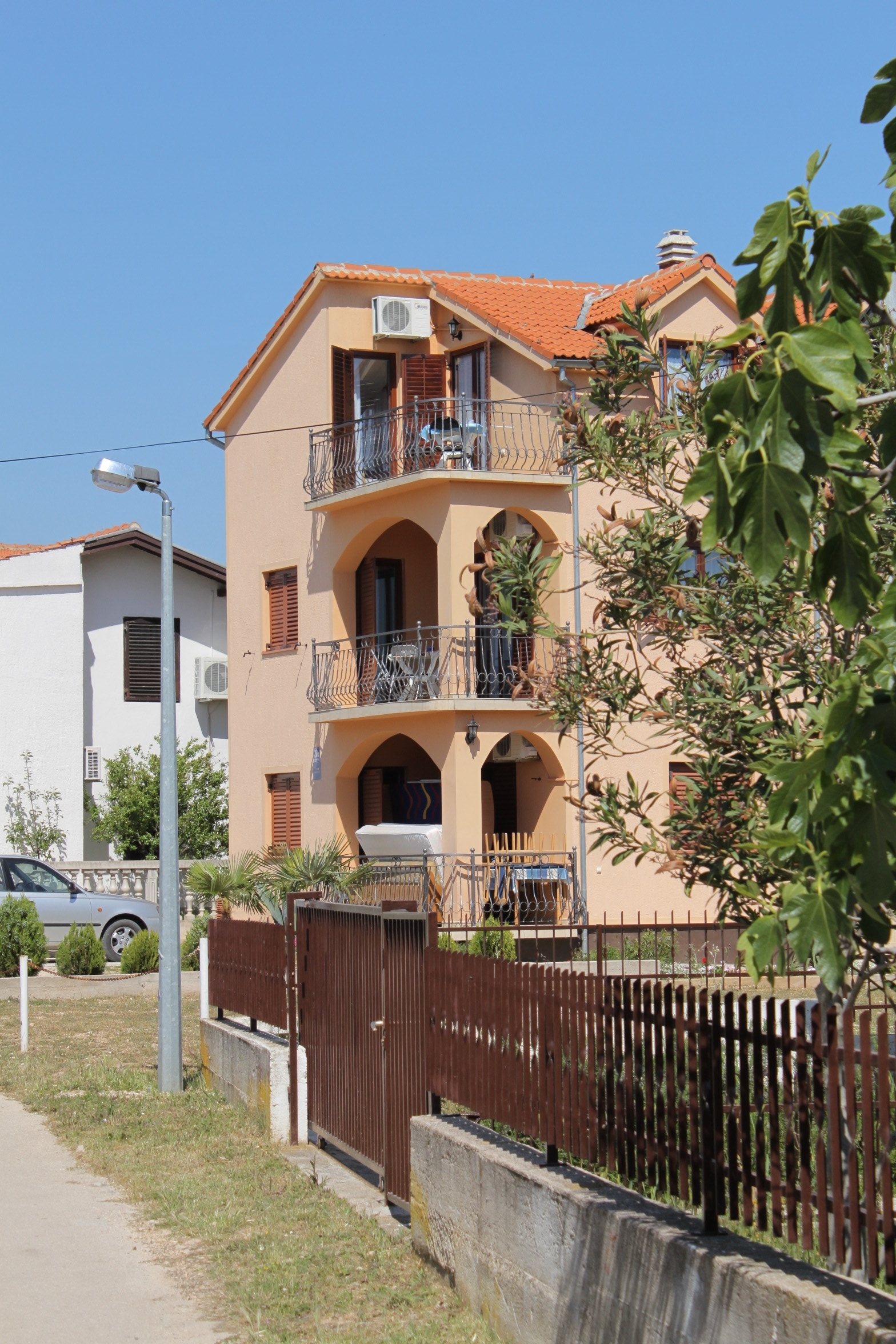 Dvosobni apartman s terasom i pogledom na more Tribunj, Vodice  A-b