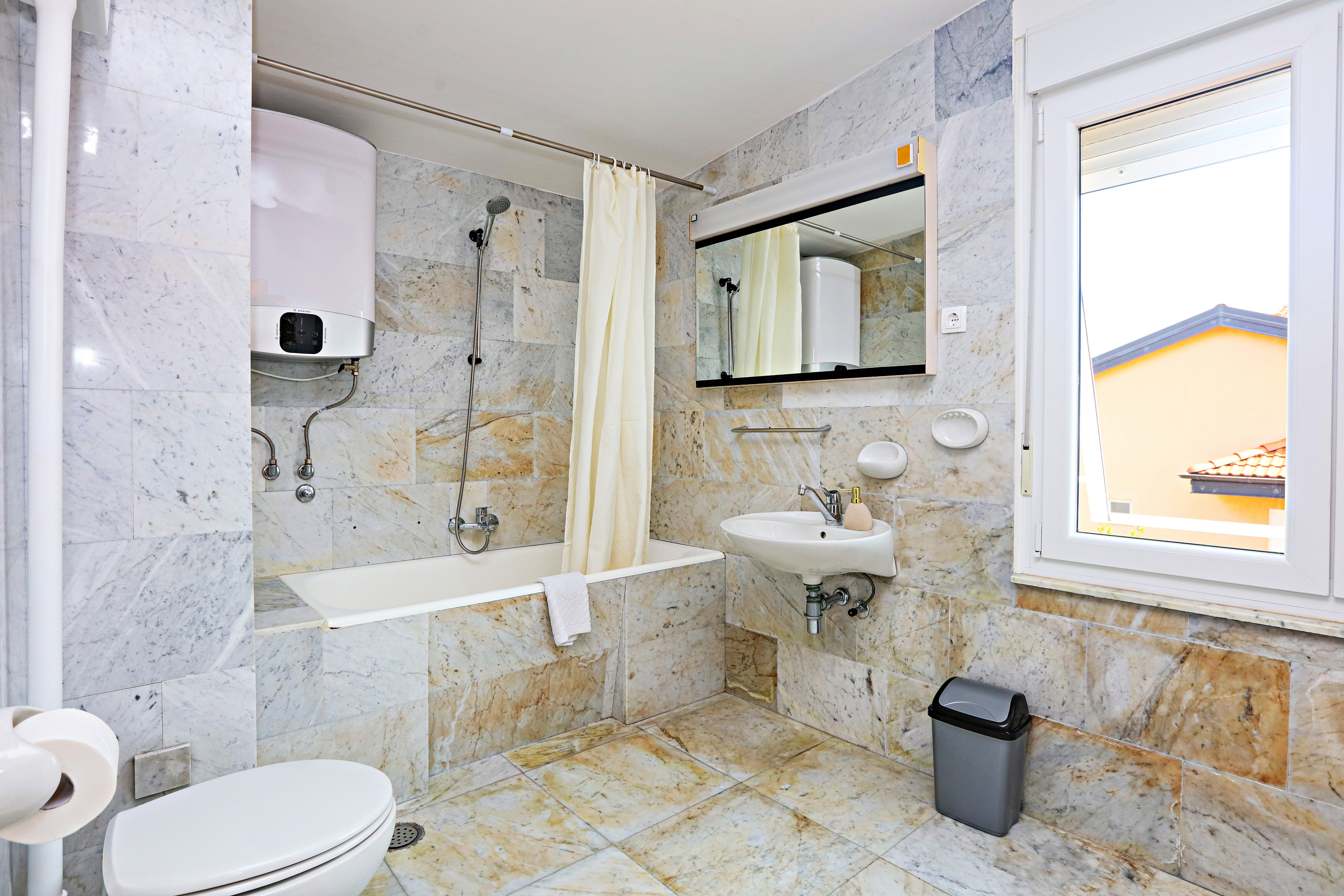 Comfortable and spacious house near beach Rogoznica  K