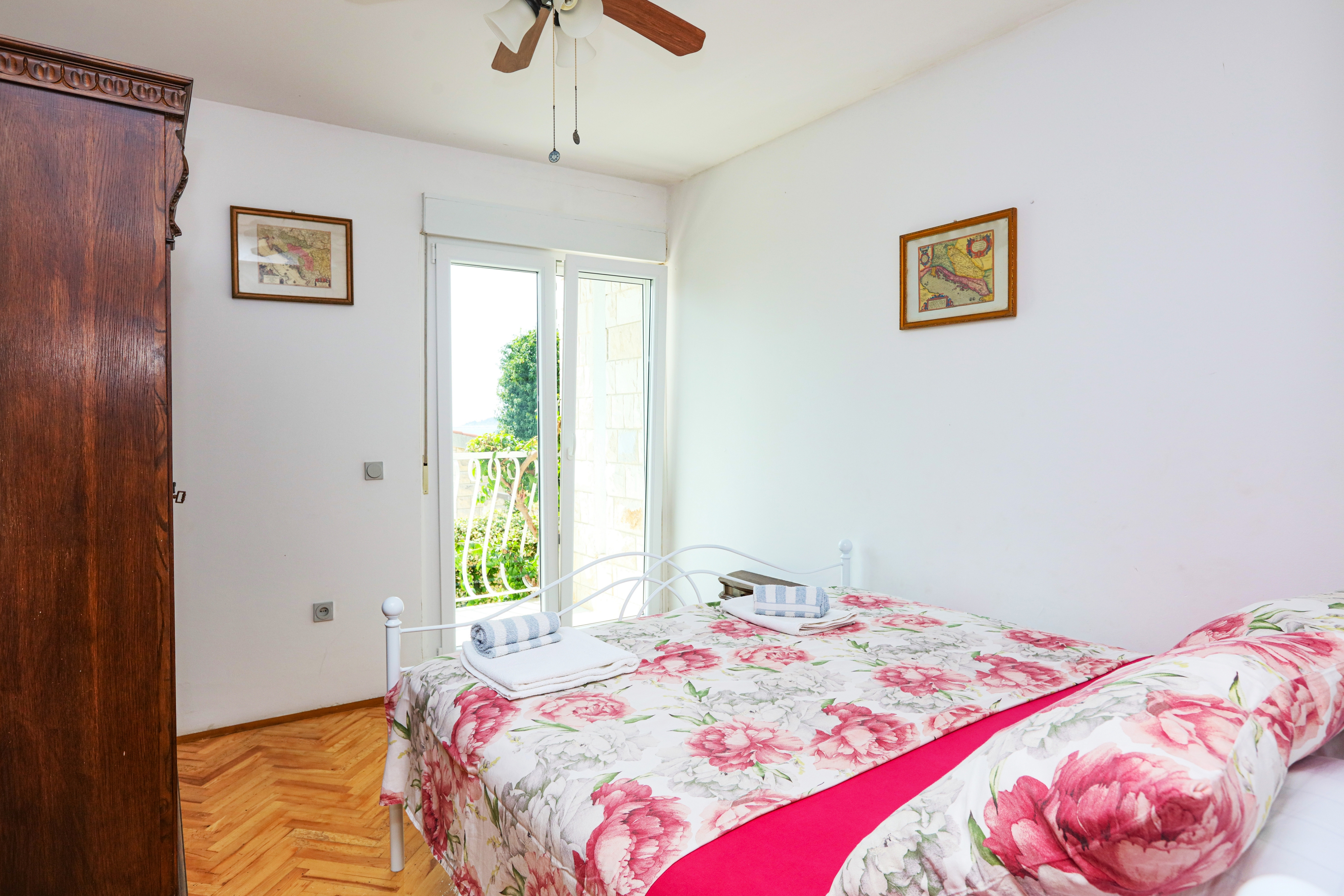 Comfortable and spacious house near beach Rogoznica  K