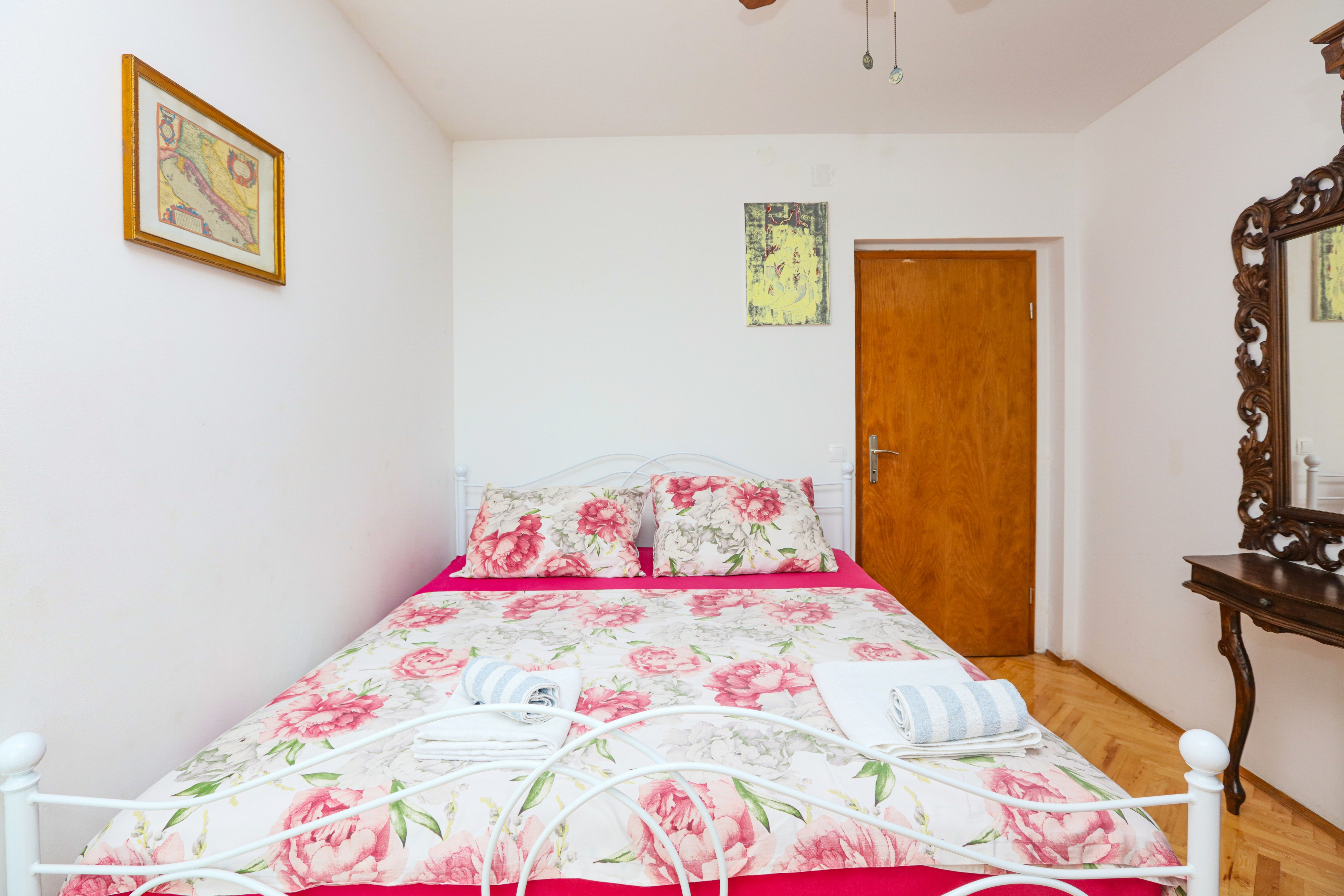 Comfortable and spacious house near beach Rogoznica  K
