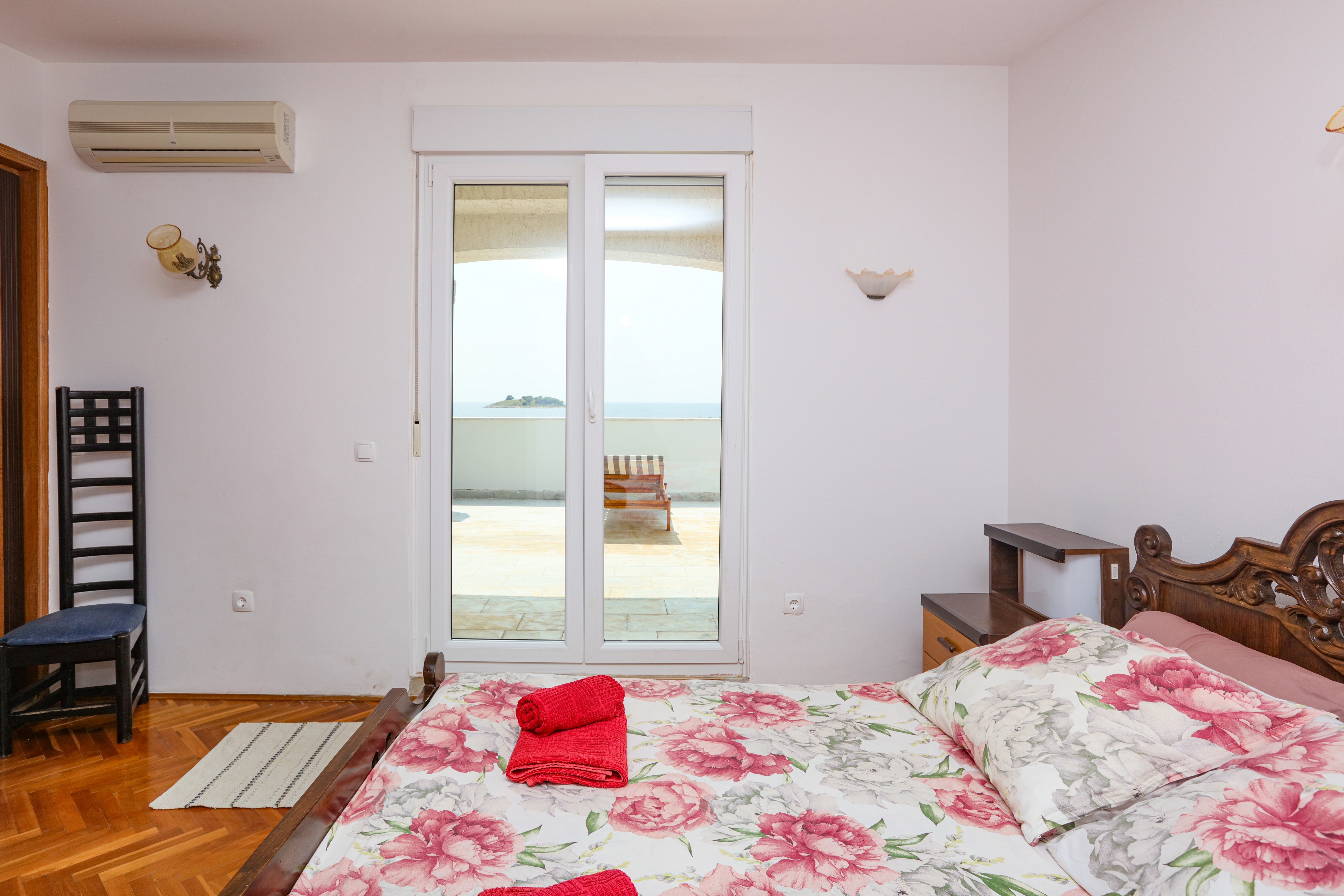 Comfortable and spacious house near beach Rogoznica  K