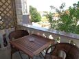 Biograd na Moru, Terasa v ubytování typu studio-apartment, domácí mazlíčci povoleni a WiFi.