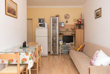 Vodice, Dining room in the apartment, air condition available and WiFi.