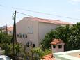 Tribunj, Terasa - pohled v ubytování typu studio-apartment, domácí mazlíčci povoleni a WiFi.