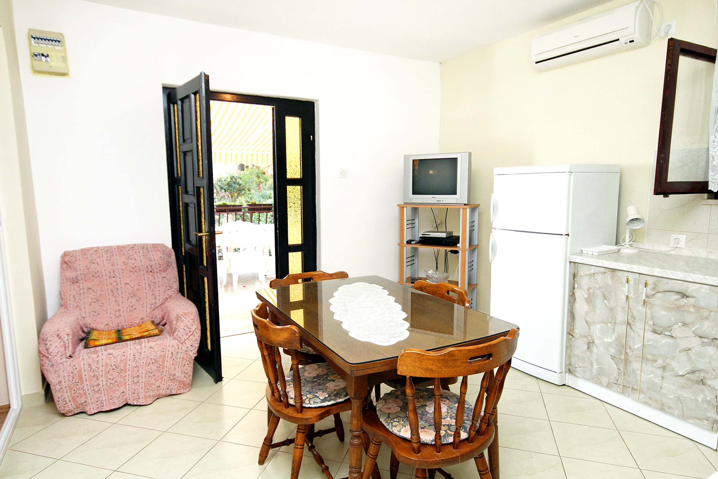 One bedroom apartment with terrace and sea view Brgulje, Molat (A-6241-b) One bedroom apartment with terrace and sea view Brgulje, Molat (A-6241-b)