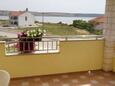 Ljubač, Terrasse dans l’hébergement en type studio-apartment, avec la vue sur la mer et WiFi.