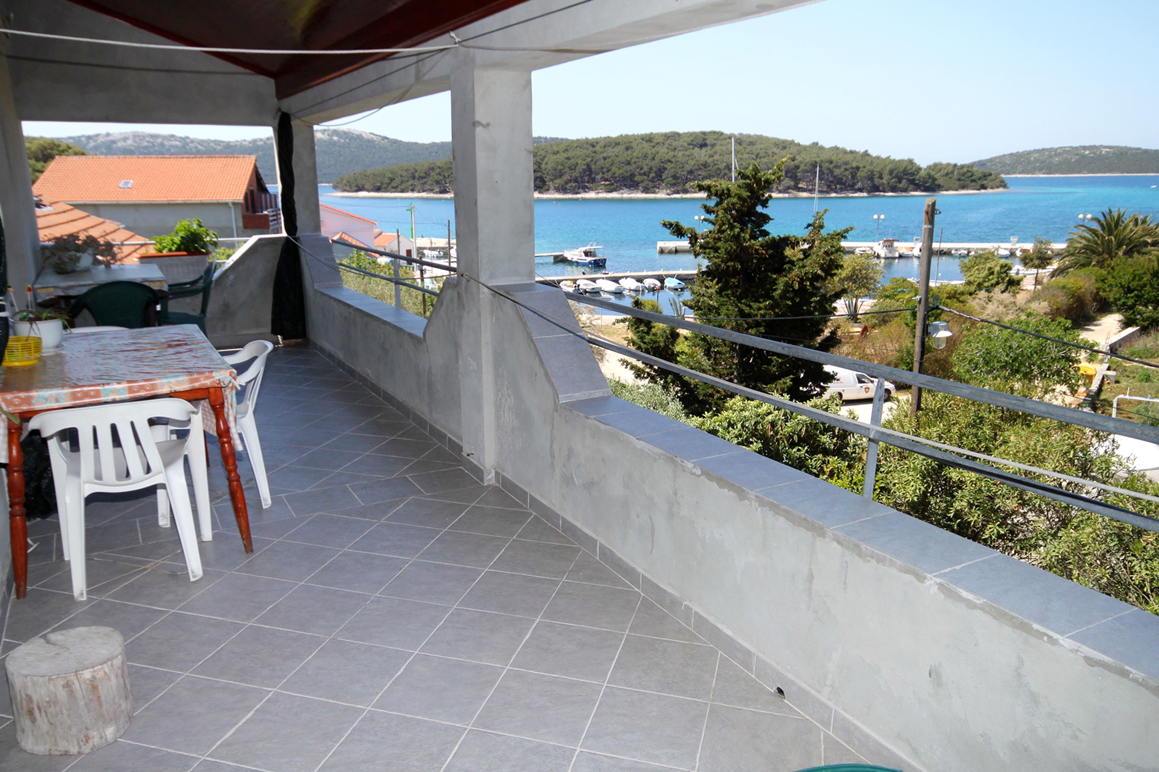 One bedroom apartment with terrace and sea view Brgulje, Molat  A-b