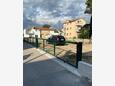 Vodice, Vodice, Parking 6260 - Appartements et chambres avec une plage de galets.