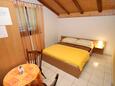 Ložnice Vodice, Ložnice v ubytování typu room, s klimatizací a WiFi.