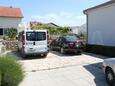 Vodice, Vodice, Parkirišče 6261 - Apartmaji s prodnato plažo.