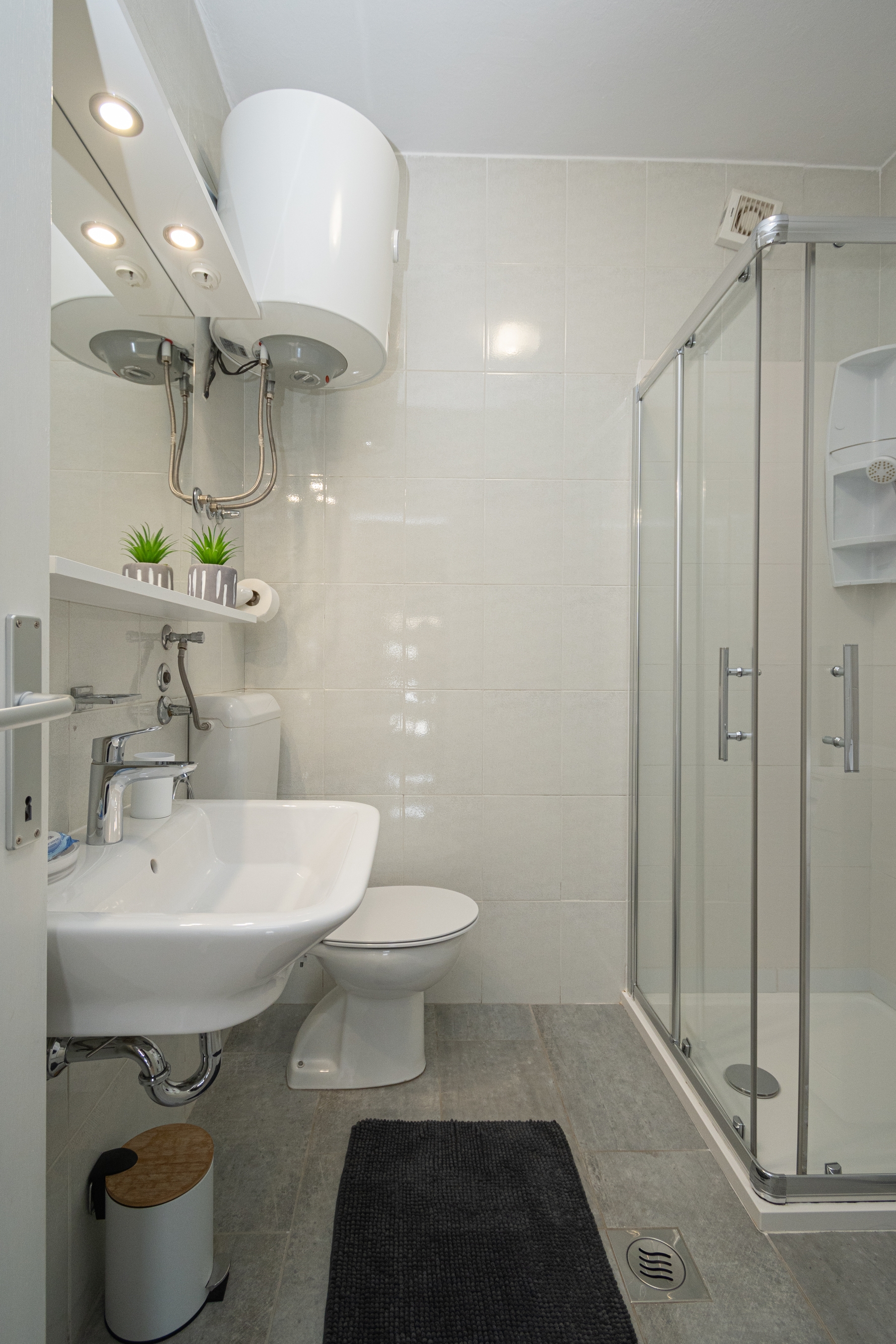 Three bedroom apartment near beach Tkon, Pašman  A-d