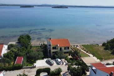 Tkon, Pašman, Szálláshely 6262 - Apartmanok a tenger közelében homokos stranddal.