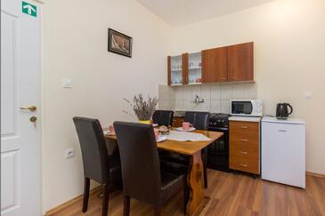 Pirovac, Jedáleň v ubytovacej jednotke apartment, klimatizácia k dispozícii, domáci miláčikovia povolení a WiFi.