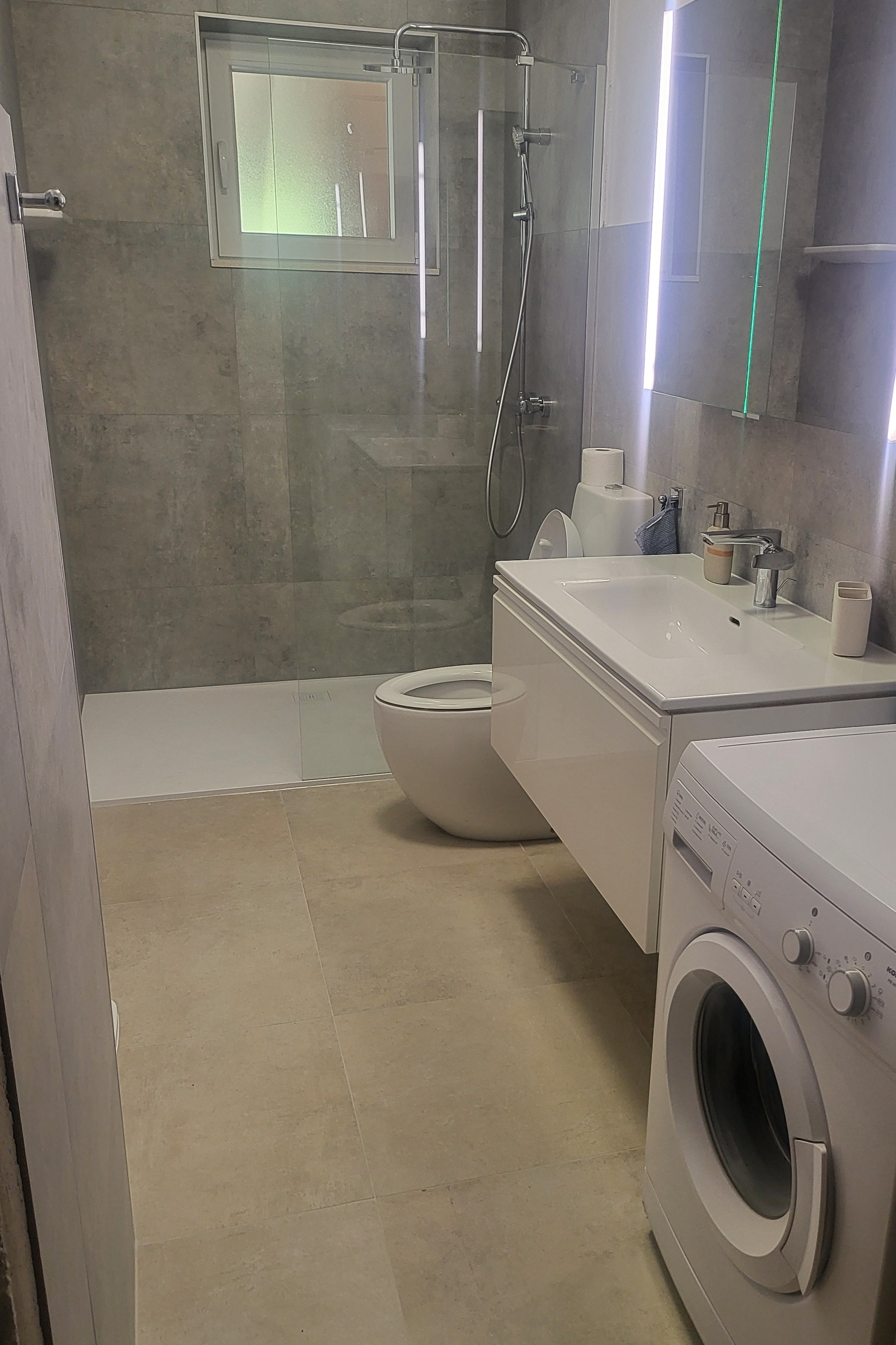 Three bedroom apartment with terrace Pirovac, Šibenik  A-c