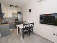 Mandre, Dining room in the apartment, air condition available and WiFi.