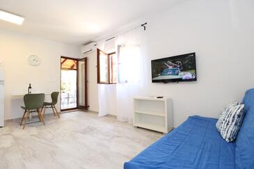 Dining room Mandre, Dining room in the studio-apartment, dopusteni kucni ljubimci i WIFI.