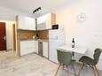 Kuchyně Mandre, Kuchyně v ubytování typu studio-apartment, domácí mazlíčci povoleni a WiFi.