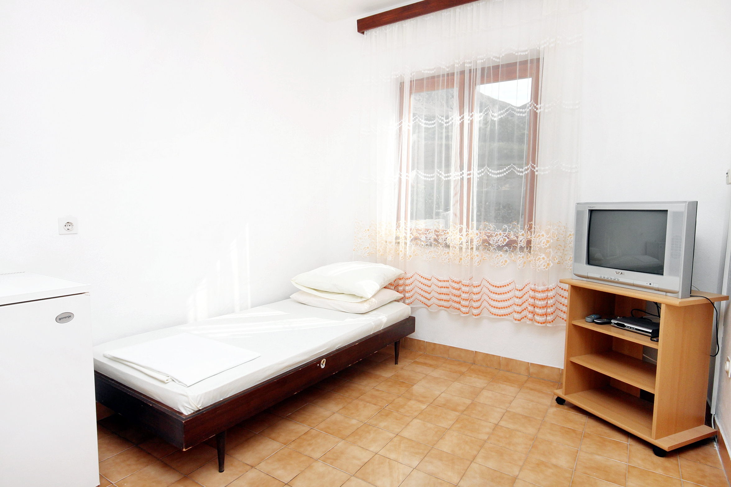 One bedroom apartment near beach Metajna, Pag (A-6289-b) One bedroom apartment near beach Metajna, Pag (A-6289-b)