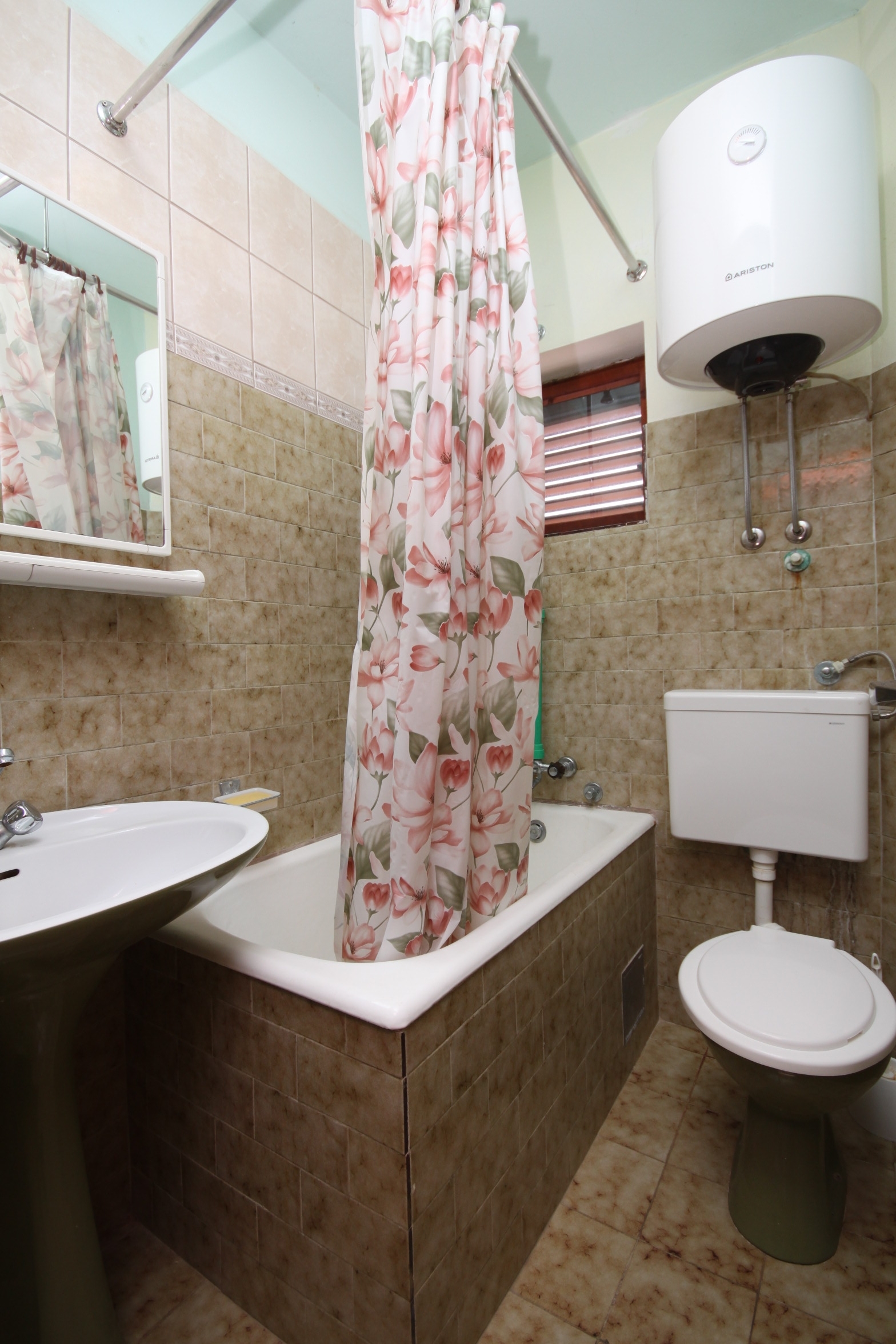 Comfortable and spacious apartment with terrace and sea view Povljana, Pag (A-6299-a)