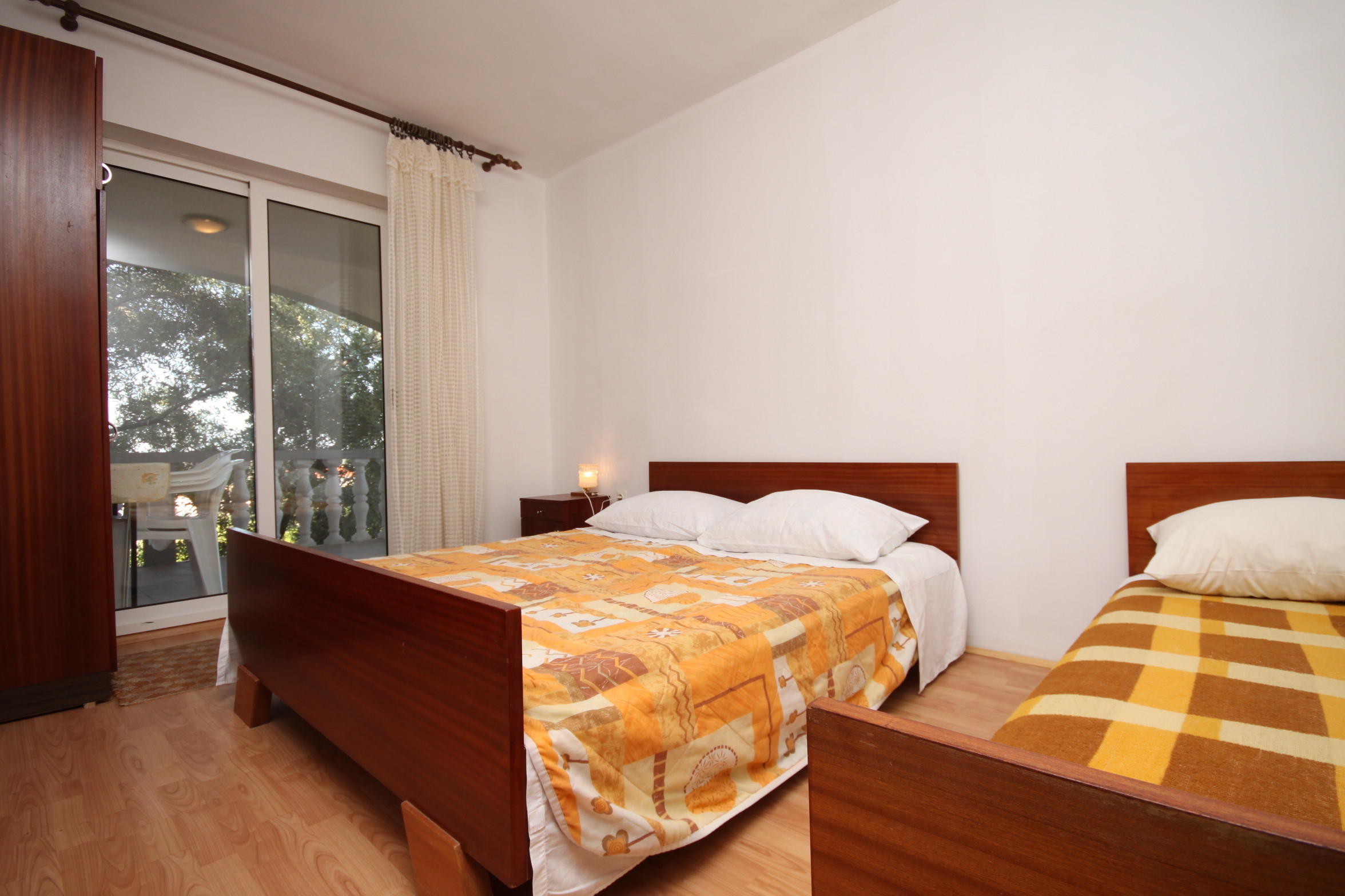 Comfortable and spacious apartment with terrace and sea view Povljana, Pag (A-6299-a)