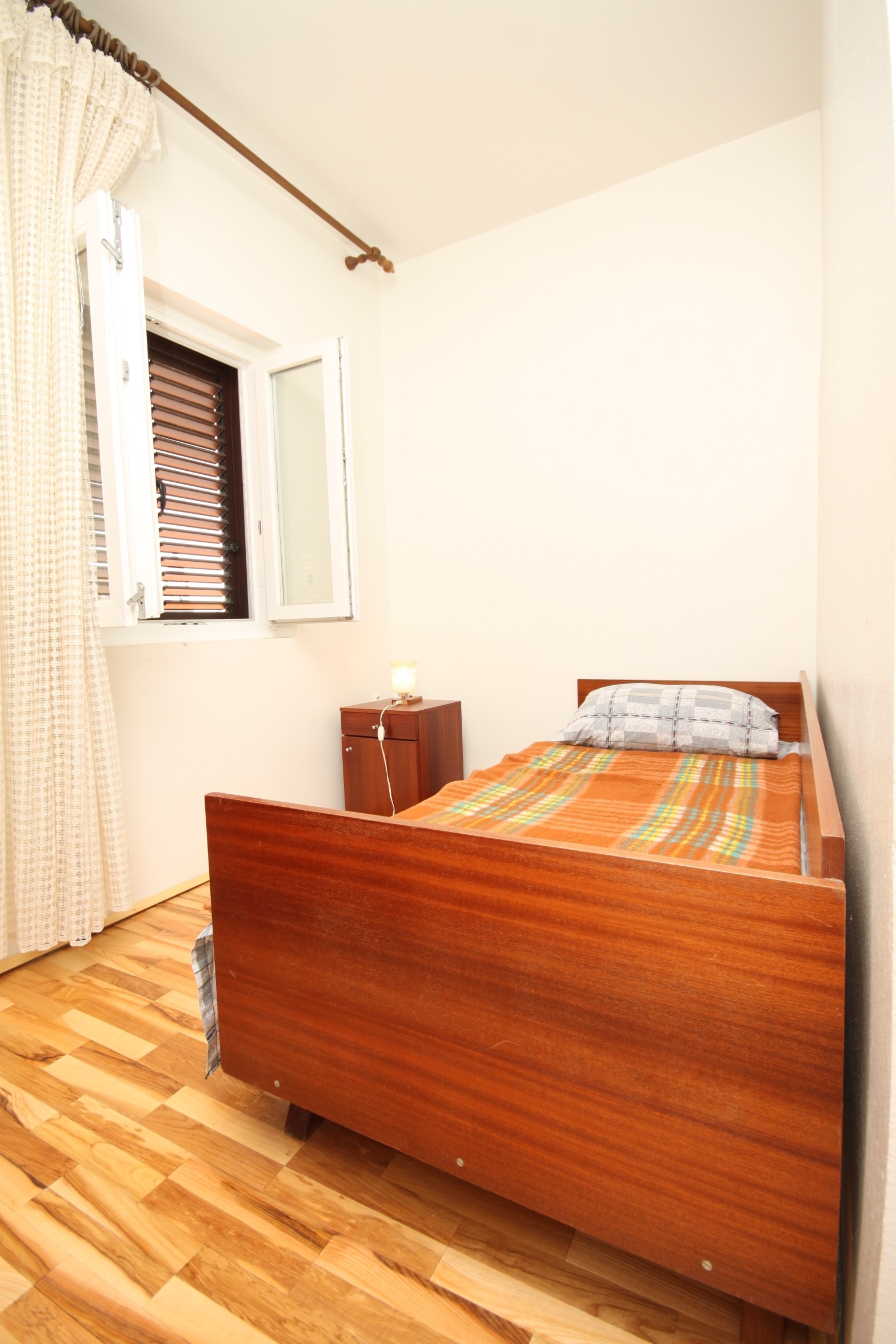 Comfortable and spacious apartment with terrace and sea view Povljana, Pag (A-6299-a)