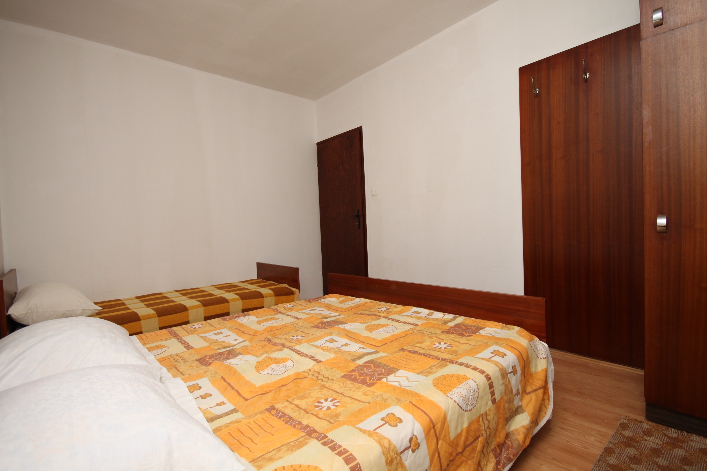 Comfortable and spacious apartment with terrace and sea view Povljana, Pag (A-6299-a)