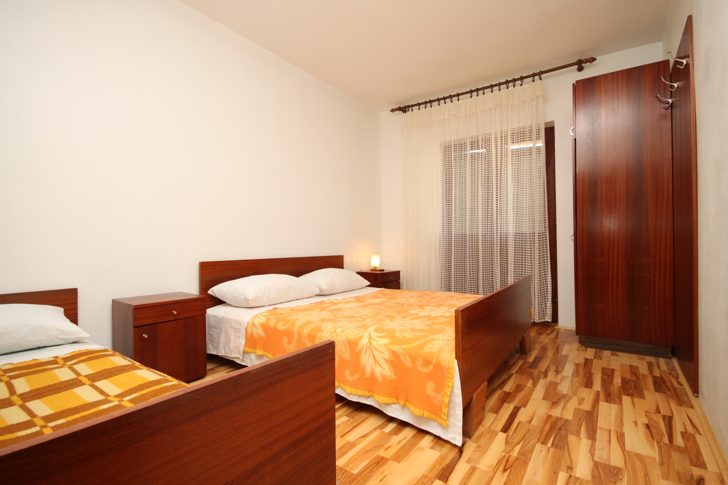 Comfortable and spacious apartment with terrace and sea view Povljana, Pag (A-6299-a)