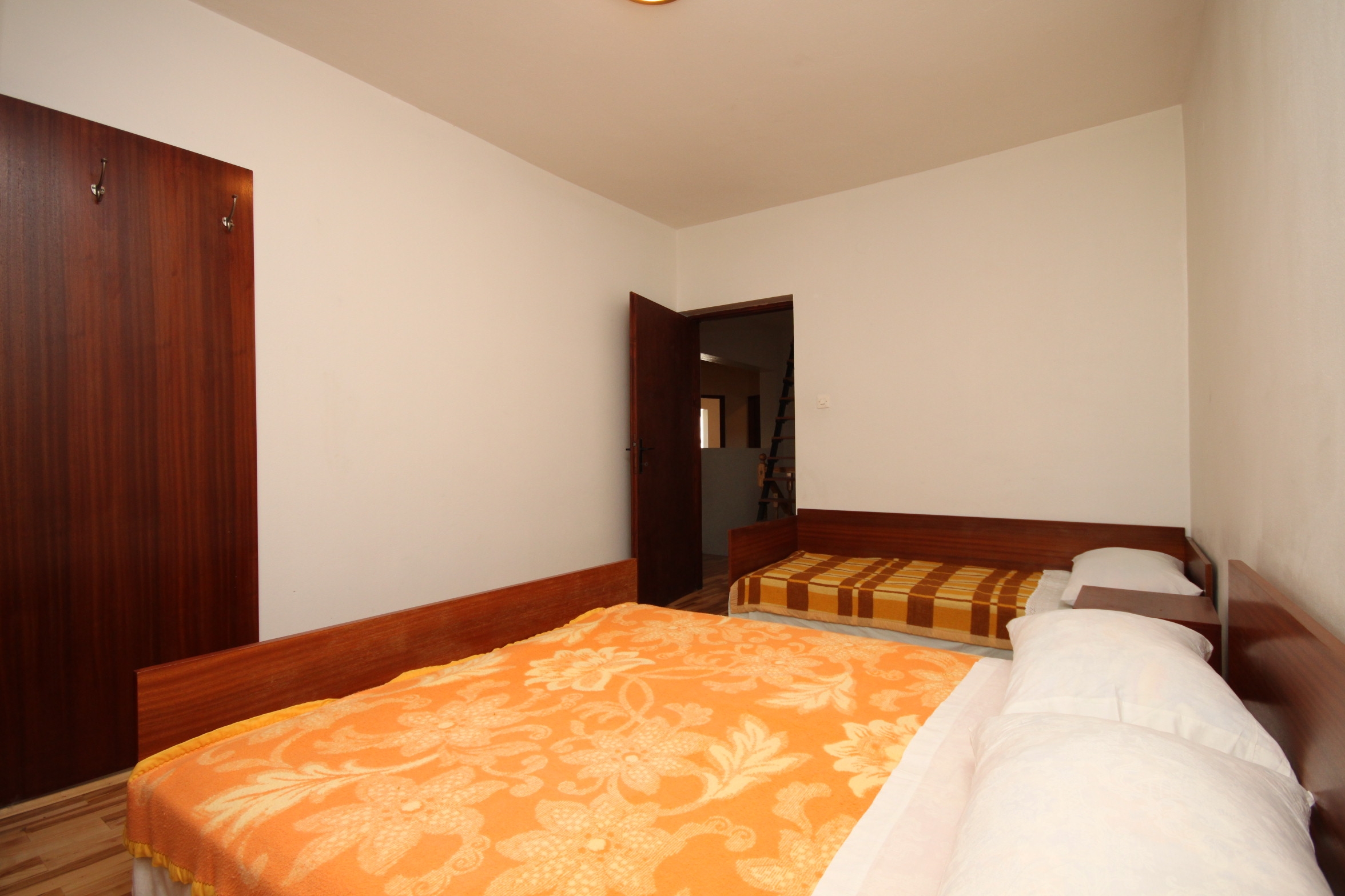 Comfortable and spacious apartment with terrace and sea view Povljana, Pag (A-6299-a)