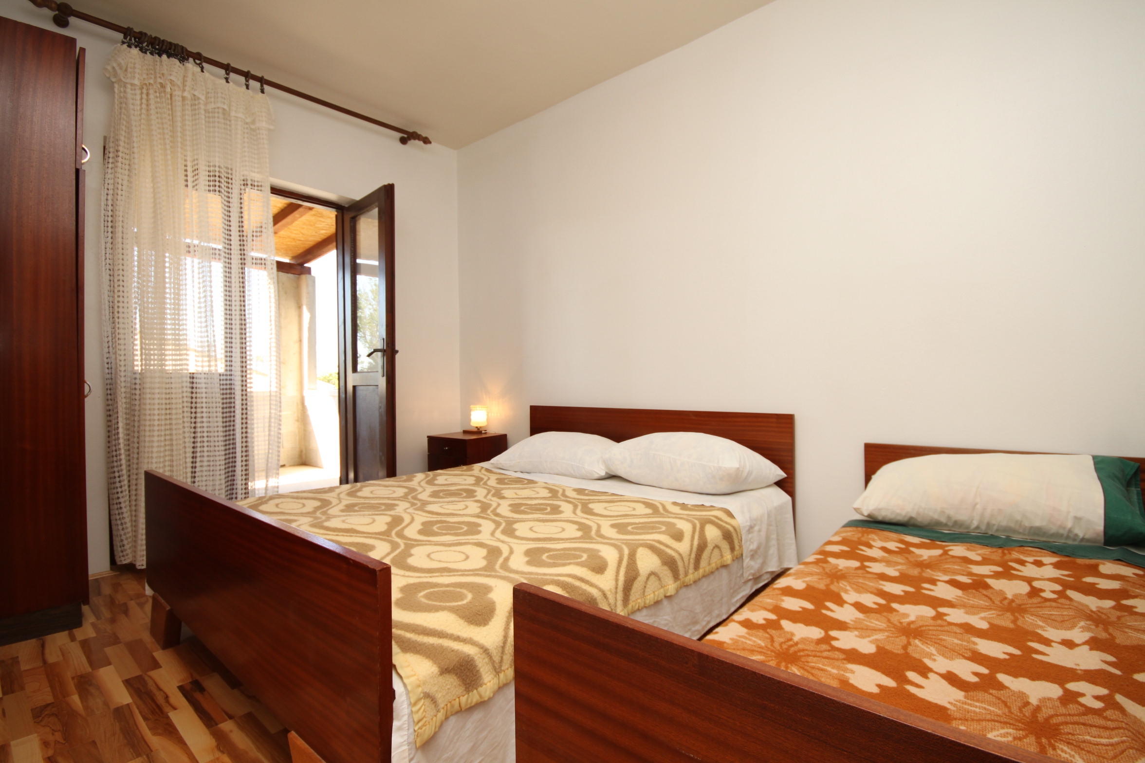 Comfortable and spacious apartment with terrace and sea view Povljana, Pag (A-6299-a)