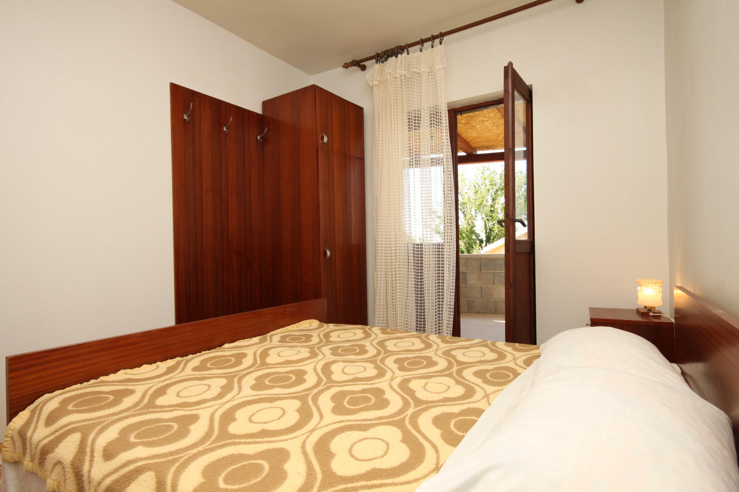 Comfortable and spacious apartment with terrace and sea view Povljana, Pag (A-6299-a)